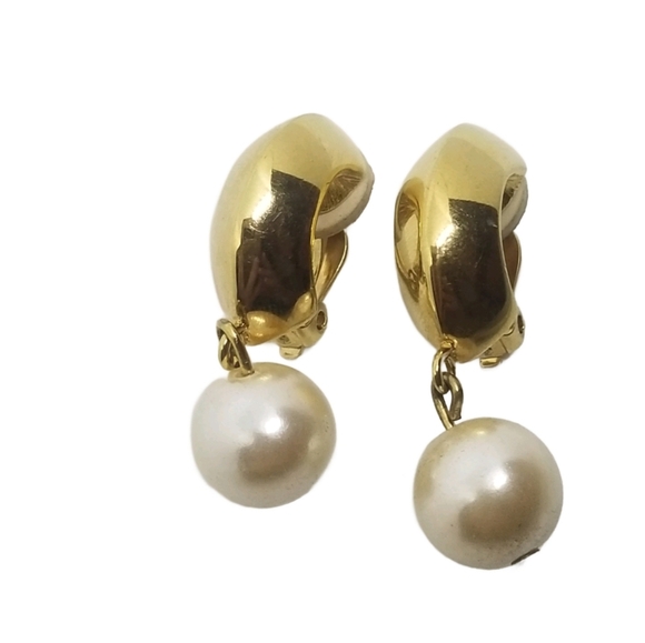 GIVENCHY 1980s GOLDTONE & FAUX PEARL DROP CLIP ON EARRINGS - Picture 1 of 6